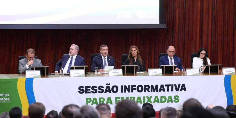 Kassio Nunes Marques defende urna eletrônica e revela regras contra IA nas eleições