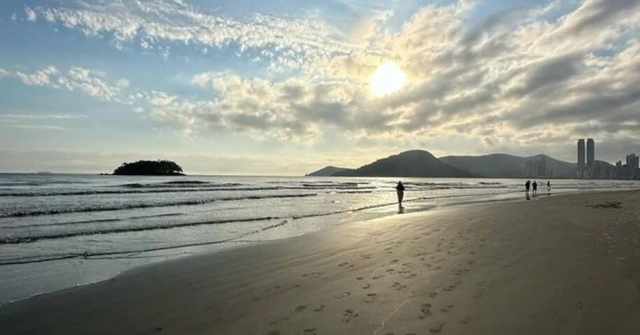 LabClima prevê temperaturas amenas e chuvisco isolado em Balneário Camboriú