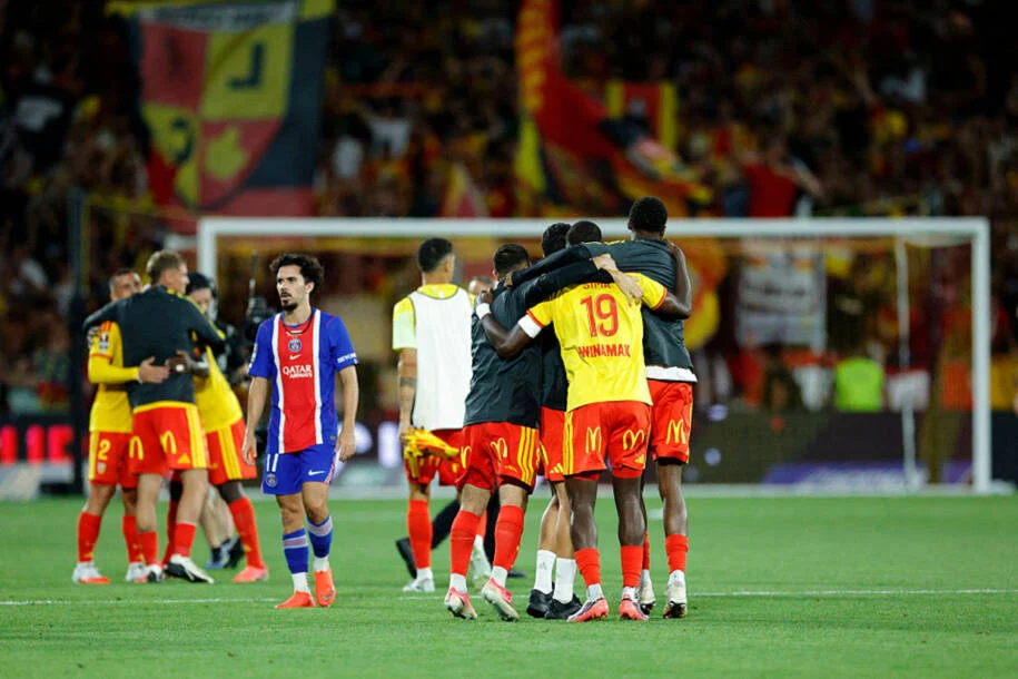 Lens derruba PSG e conquista Supercopa da França com gol de Thauvin