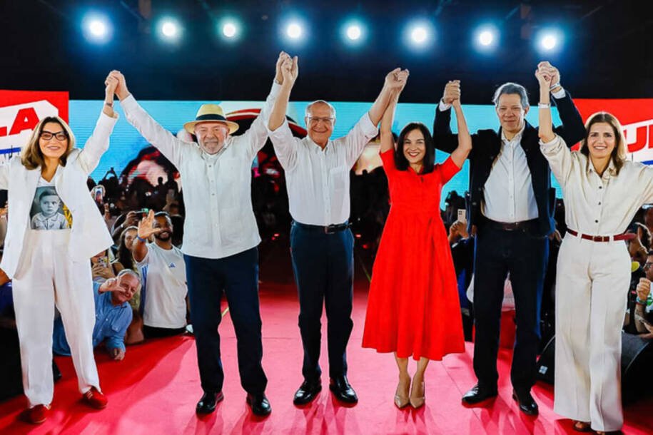 Lula e Alckmin oficializam candidatura à reeleição em convenção tensa