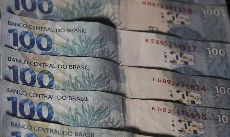 Lula e Flávio Bolsonaro empatam em pesquisa enquanto taxa do DI despenca