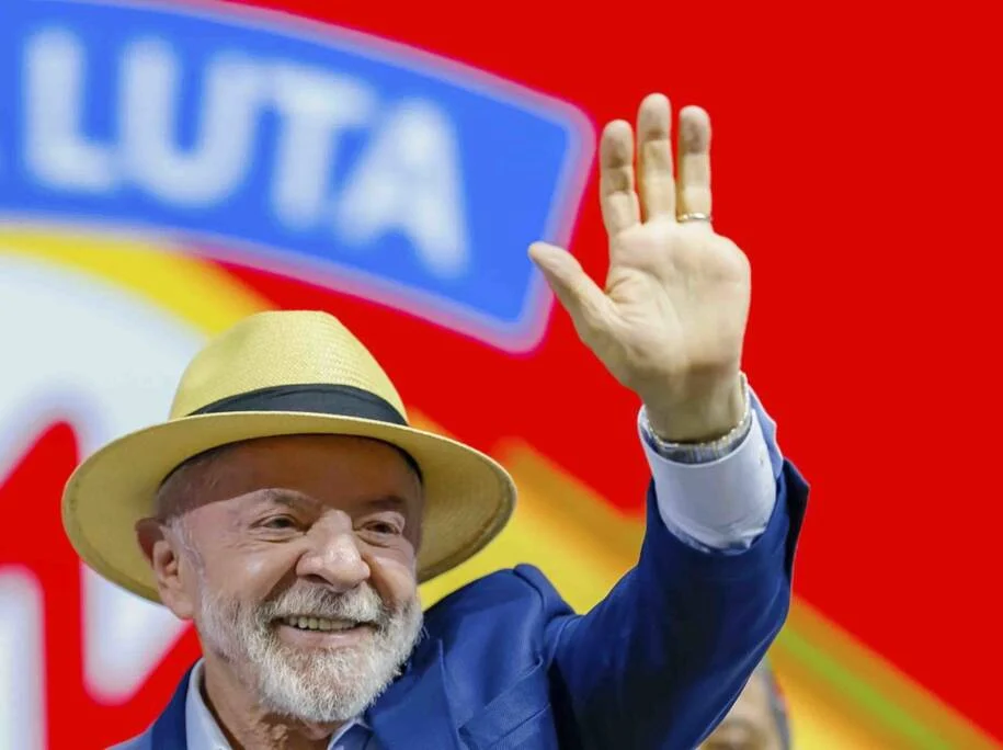 Lula oficializa candidatura e enfrenta Flávio Bolsonaro na corrida presidencial