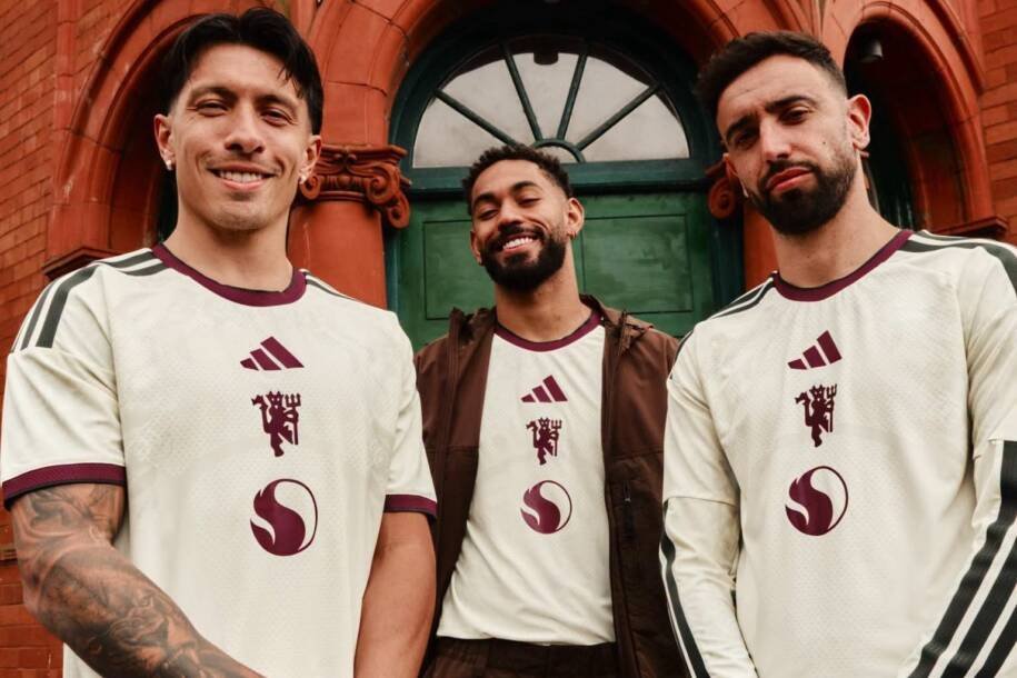 Manchester United e Adidas lançam terceira camisa com homenagem cultural impactante