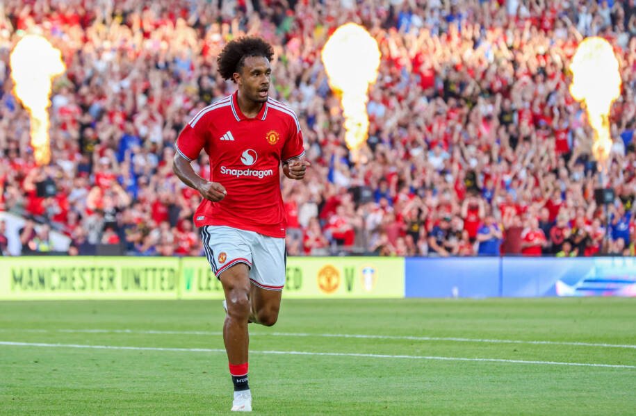 Manchester United supera Leeds em amistoso tenso após empate dramático