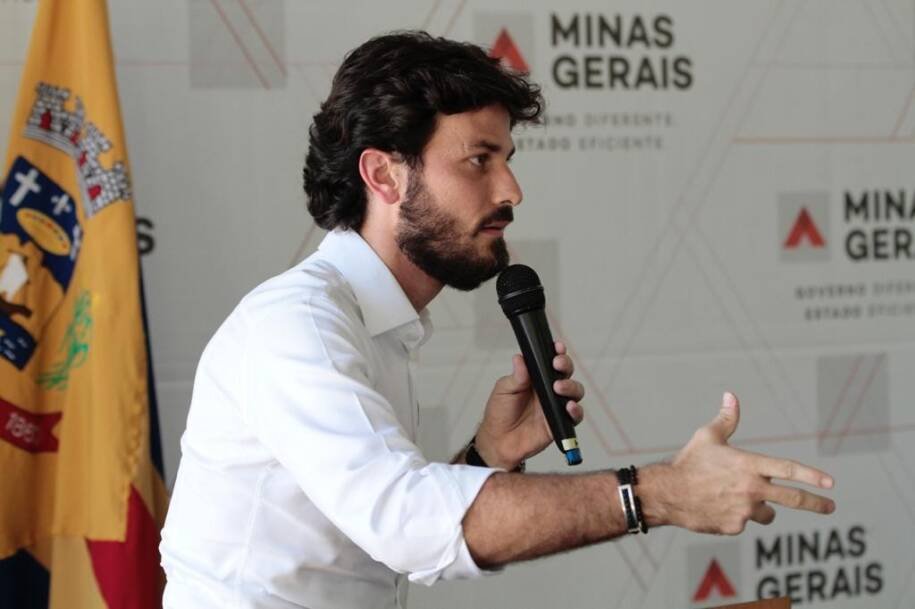 Marcelo Aro confirma candidatura e enfrenta críticas de Mateus Simões em Minas Gerais