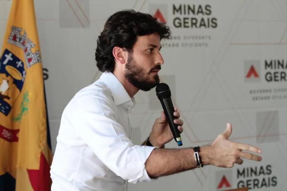 Marcelo Aro confirma candidatura e enfrenta críticas de Mateus Simões em Minas Gerais