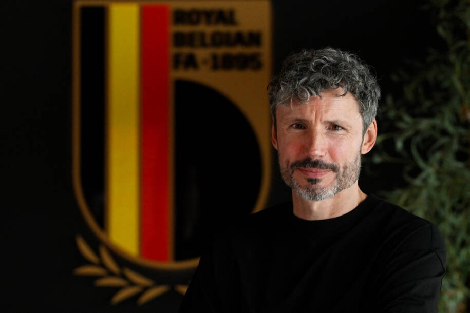 Mark van Bommel se reúne com Courtois após goleiro anunciar pausa na seleção