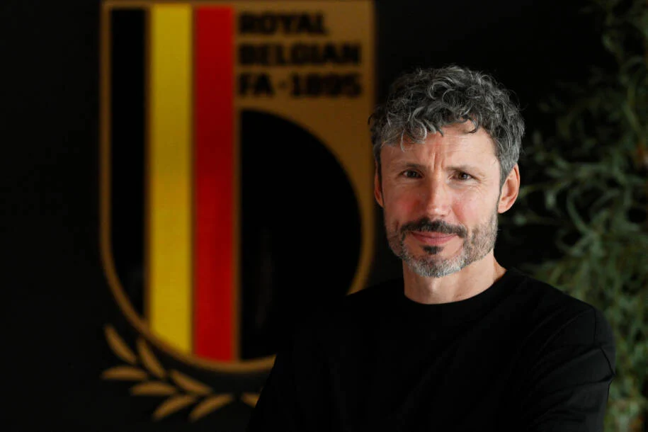 Mark van Bommel se reúne com Courtois após goleiro anunciar pausa na seleção