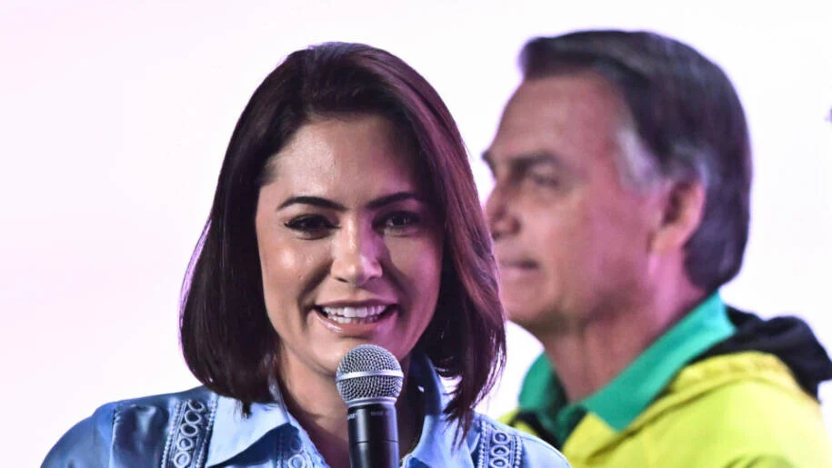 Michelle Bolsonaro confirma candidatura ao Senado e gera tensão na campanha de Flávio