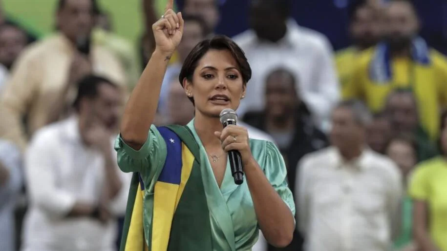 Michelle Bolsonaro supera crise com Flávio e critica aliança do PL com Ciro Gomes