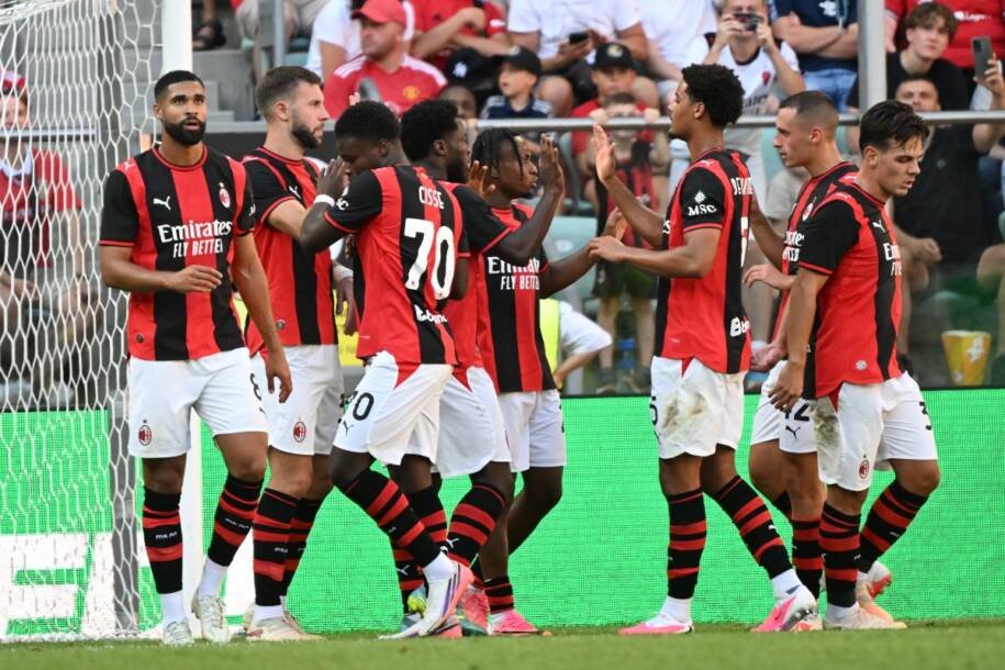 Milan vira sobre Manchester United e garante vitória emocionante na Polônia