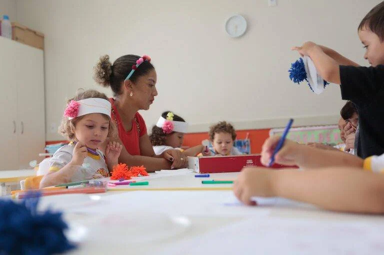 Ministério da Educação prorroga adesão a cursos gratuitos até 2026 e promove primeira infância