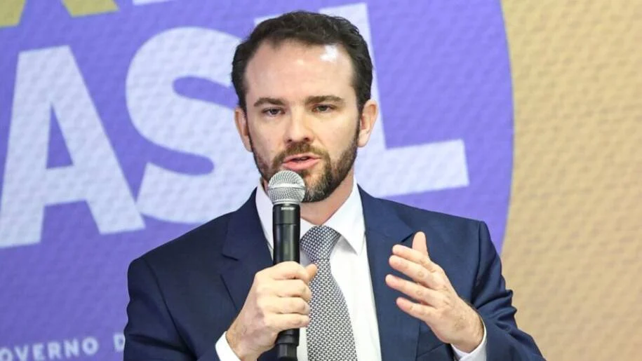 Ministro Dario Durigan analisa resposta ao tarifaço de 37,5% dos EUA