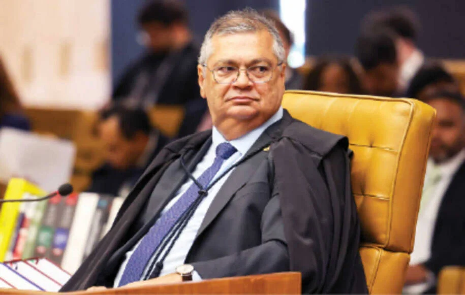 Ministro Flávio Dino autoriza PF a investigar produtora de ‘Dark Horse’ e Karina Gama