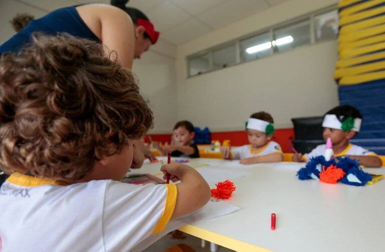 Ministro Leonardo Barchini homologa diretrizes que incluem arte na educação básica