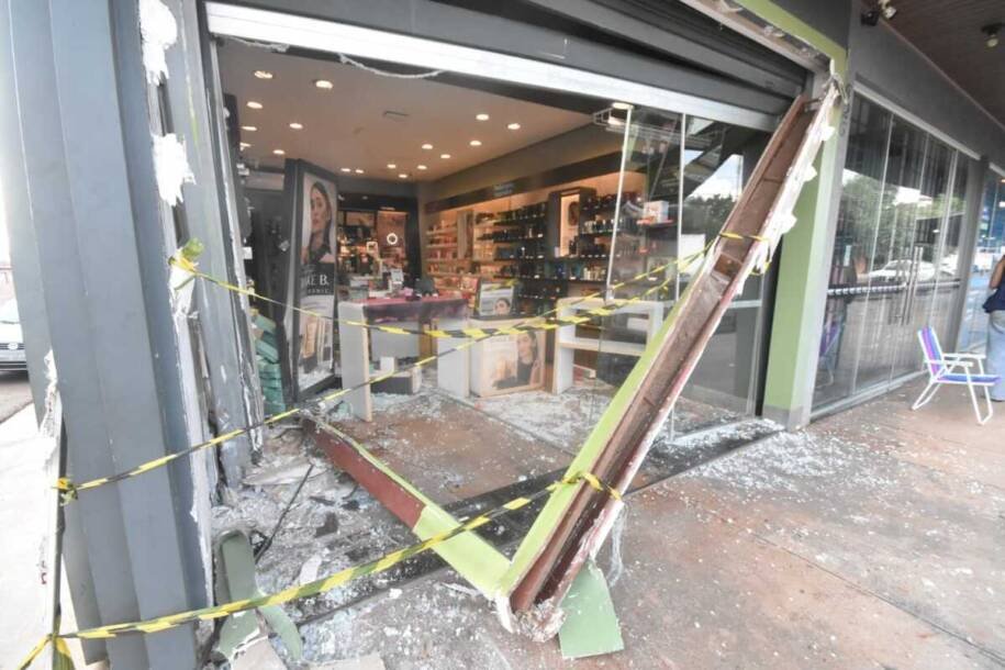 Motorista de Chevrolet Onix desmaia e invade loja de cosméticos em Campo Grande