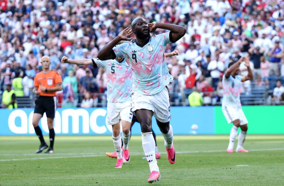Neymar mantém liderança, mas Lukaku se aproxima em transferências milionárias