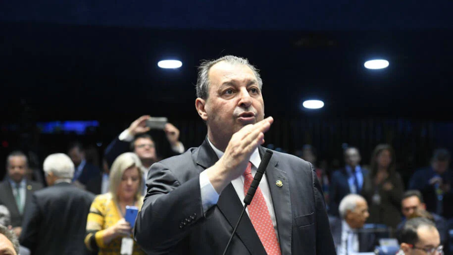 Omar Aziz mantém texto da PEC sobre escala 6×1 e Lula busca aprovação urgente