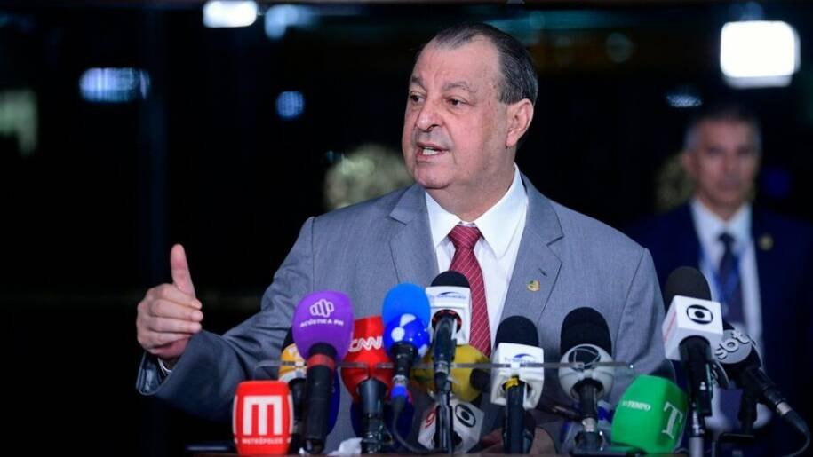Omar Aziz projeta 65 votos e ignora críticas ao fim da escala 6x1 no Senado
