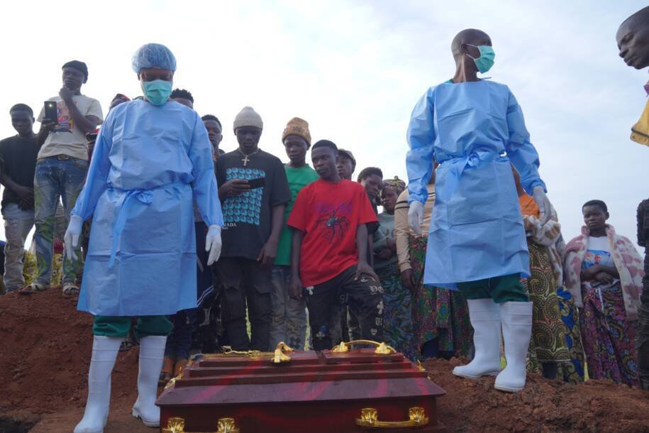 OMS alerta: surto de ebola na RDC avança e já causa 2.325 mortes!