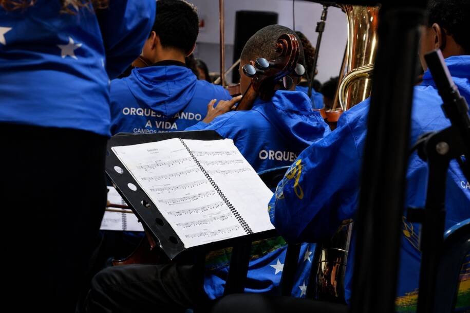 Orquestrando a Vida encanta Porto Belo com apresentação cultural e musical