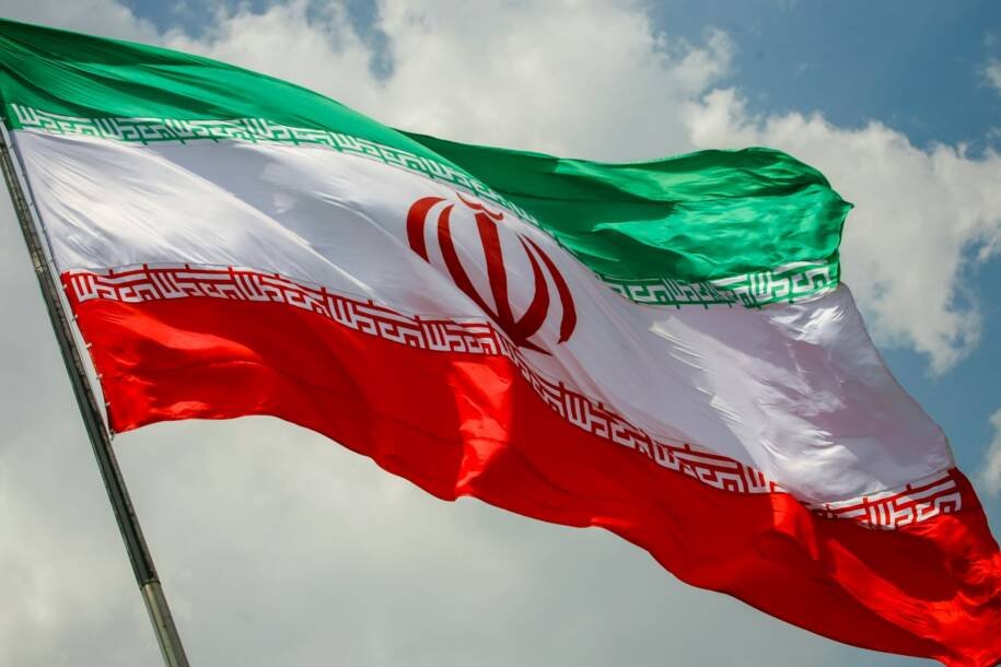Parlamento iraniano aprova lei que criminaliza entrevistas com mídia hostil