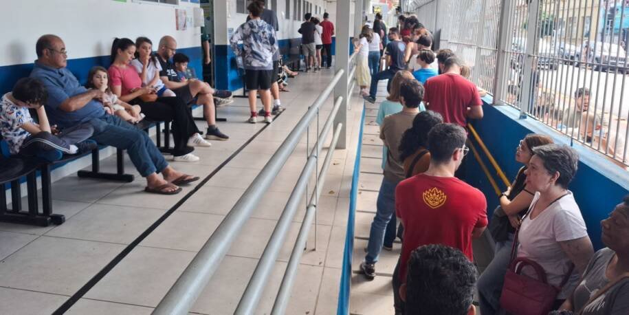 Paulistanos enfrentam filas enormes em postos de vacinação contra sarampo