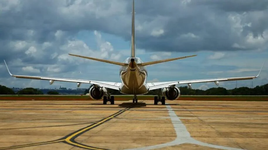 Petrobras anuncia aumento de 1,9% no querosene de aviação e governo reage