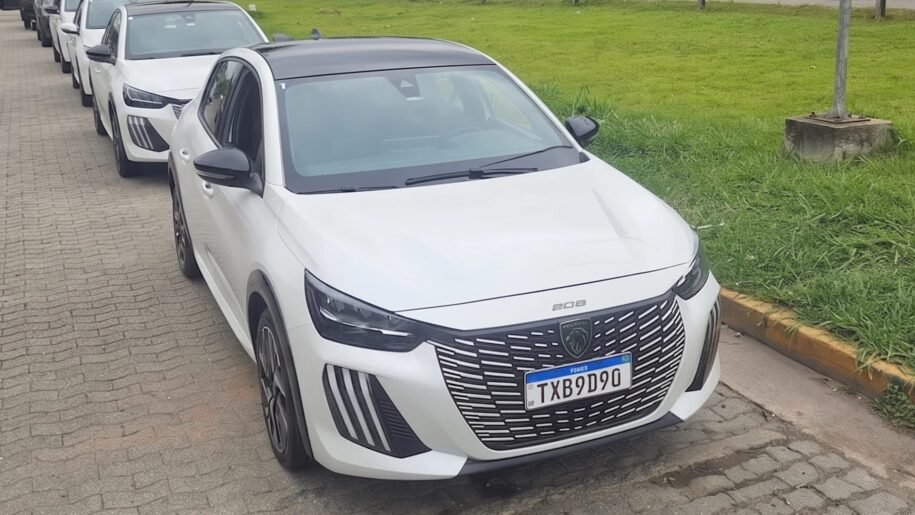 Peugeot recua e muda estratégia: eletrificação não será total até 2030