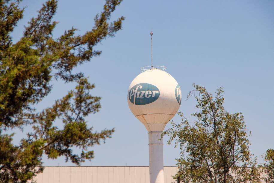 Pfizer surpreende Wall Street e projeta receita de até US$ 62,5 bilhões