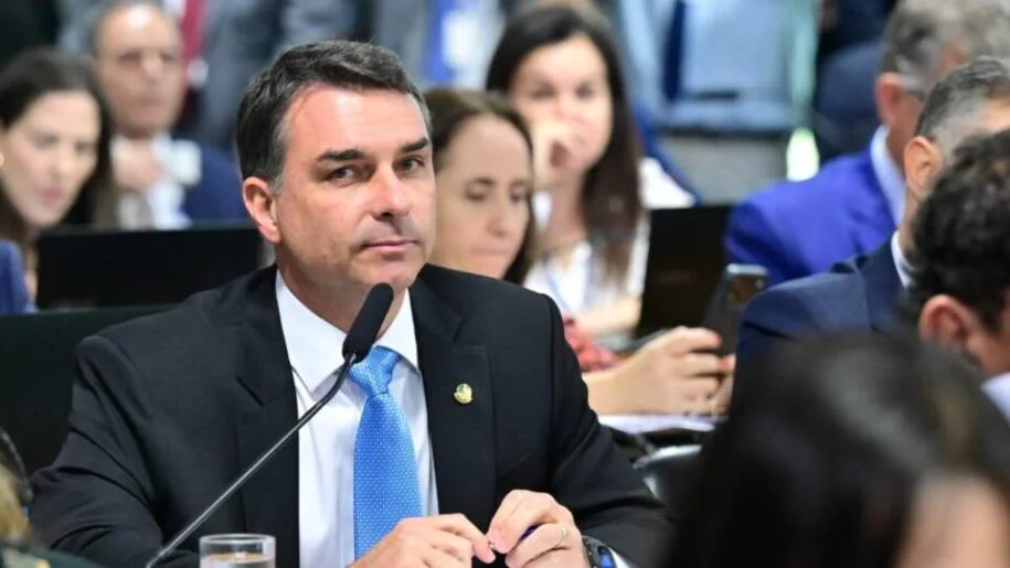 PL denuncia fraudes com sites falsos usando nome de Flávio Bolsonaro para doações