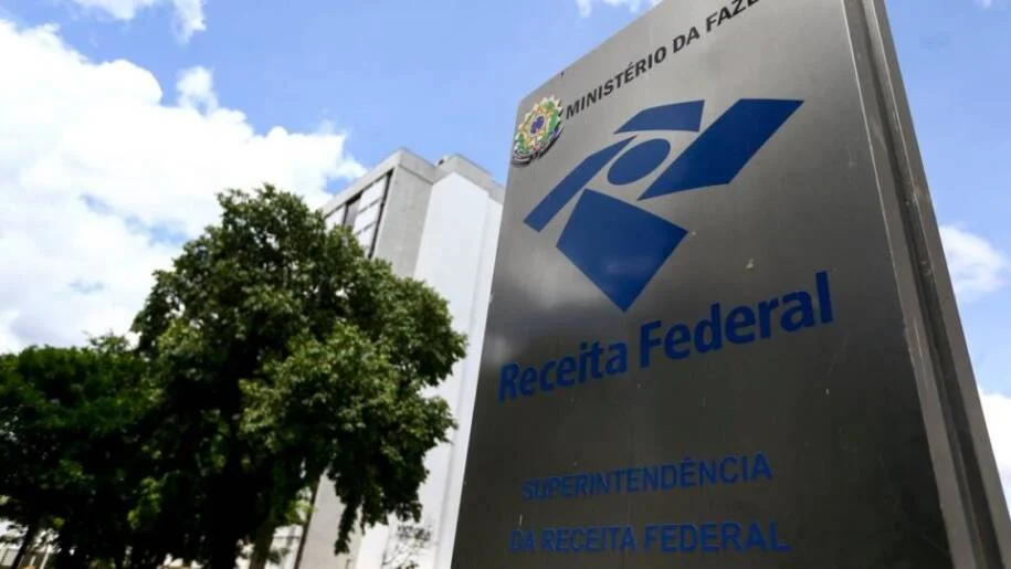 Polícia Federal afasta servidor federal por fraude de R$ 1 bilhão em créditos tributários