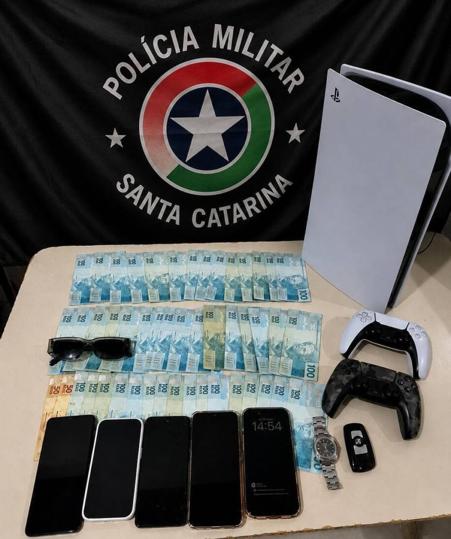 Polícia Militar prende grupo suspeito de estelionato em Itapema e apreende drogas