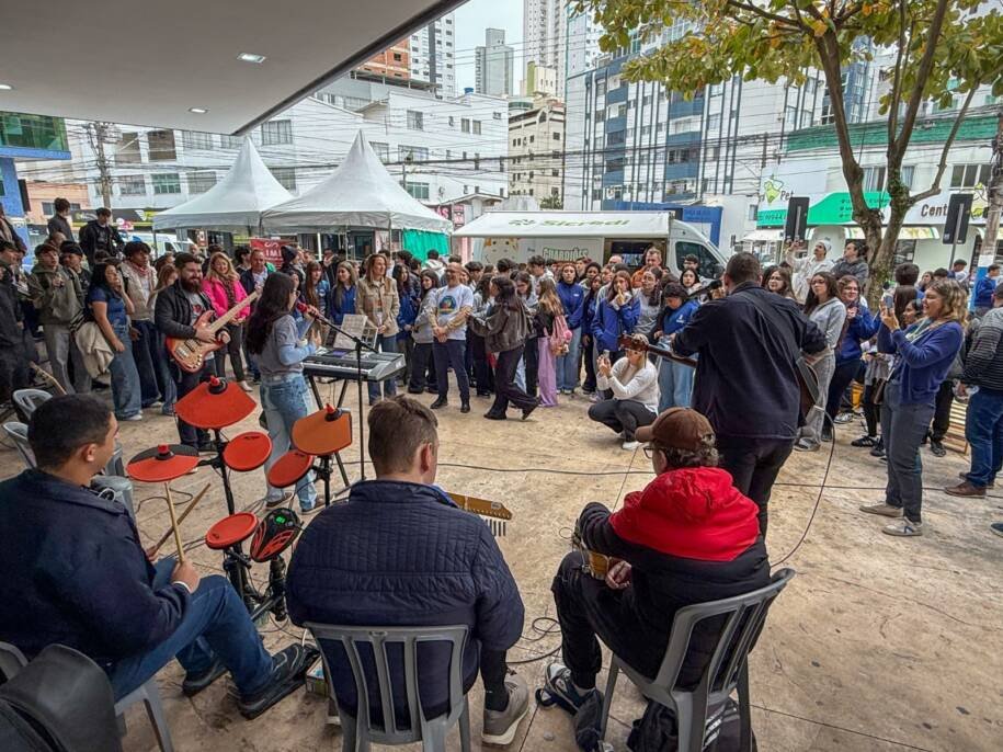 Prefeita Juliana Pavan entrega Selo Empresa Amiga da Juventude em Balneário Camboriú