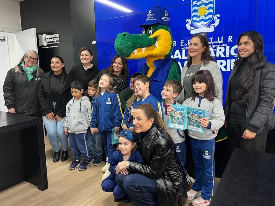 Prefeita Juliana Pavan recebe crianças em exposição sobre pesca em Balneário Camboriú