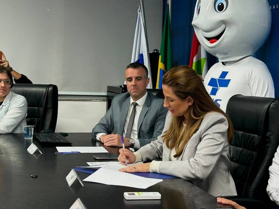 Prefeita Juliana Pavan sanciona lei e cria 26 vagas para vacinadoras em BC