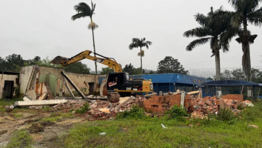 Prefeitura de Balneário Camboriú inicia demolição para nova Casa de Passagem