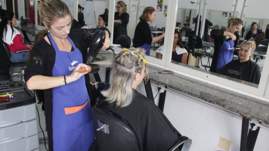 Prefeitura de Balneário Camboriú lança curso gratuito de cabeleireira com inscrições até 31 de agosto