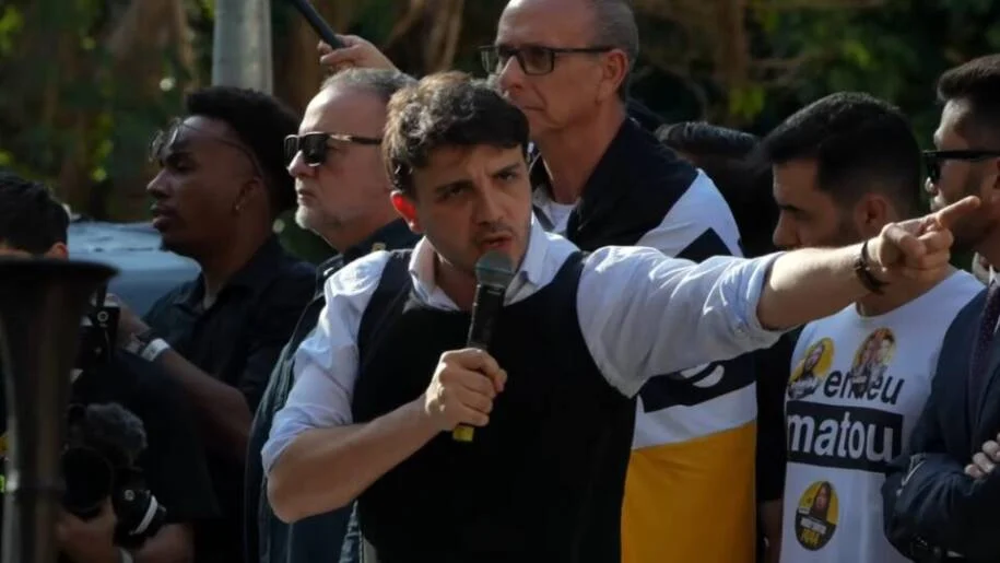 Renan Santos ataca Lula e Flávio, promete guerra contra facções em 2026