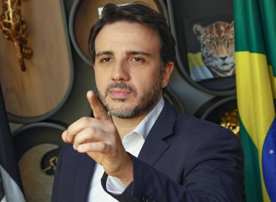Renan Santos critica Lula e Flávio Bolsonaro em lançamento do Missão em São Paulo