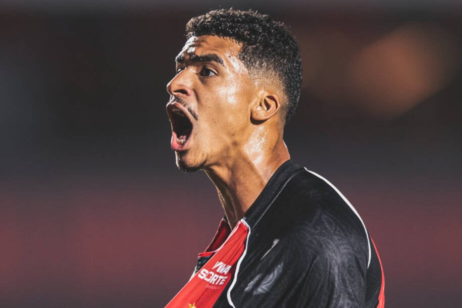 Renê brilha e garante vitória do Vitória sobre Athletico por 4 a 0 na Copa do Brasil