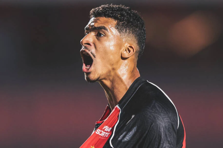 Renê brilha e garante vitória do Vitória sobre Athletico por 4 a 0 na Copa do Brasil