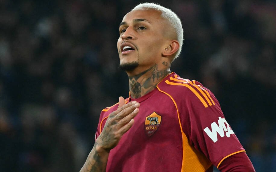 Roma goleia Lecce por 4 a 0 e Wesley brilha com assistência decisiva
