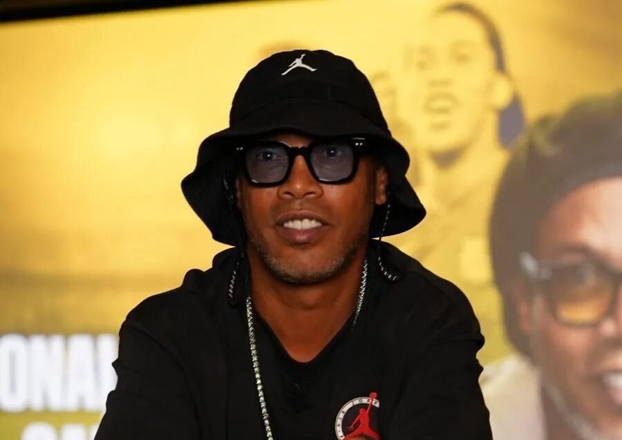 Ronaldinho Gaúcho retorna ao futebol profissional pelo Ravenna na Itália
