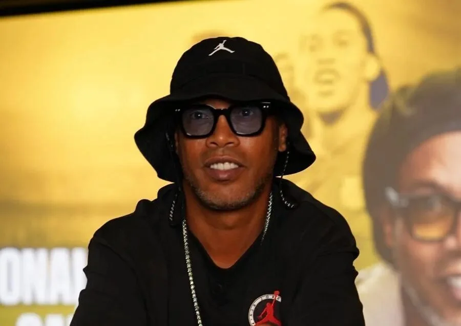 Ronaldinho Gaúcho retorna ao futebol profissional pelo Ravenna na Itália