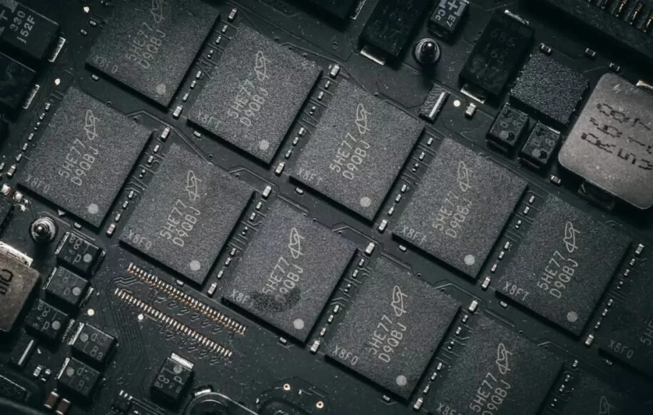 Samsung, SK hynix e Micron fecham produção de memória e geram crise até 2027