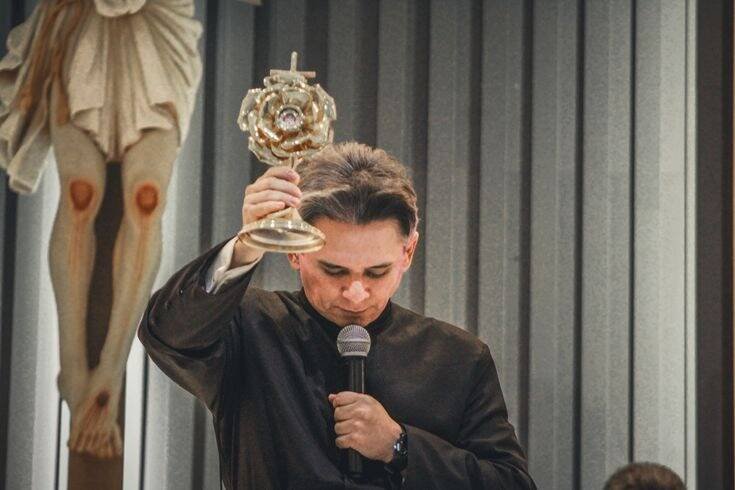 São João Batista recebe relíquia de São Carlo Acutis em evento emocionante
