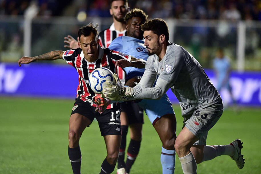 São Paulo empata com Bolívar e depende de vitória no Morumbi para avançar