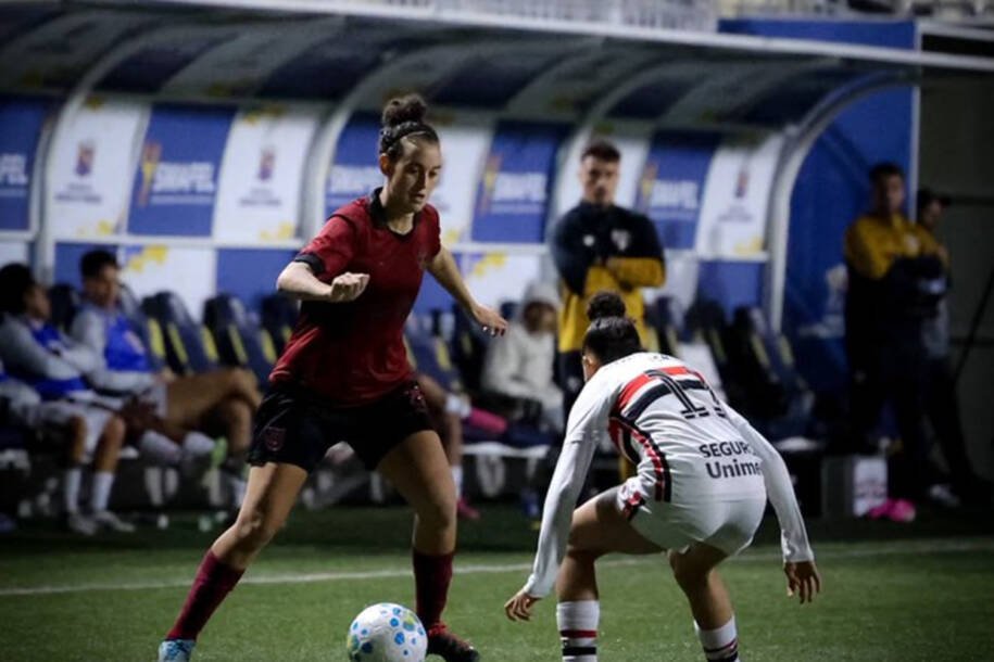 São Paulo vence Bragantino e pressiona Corinthians na liderança do Brasileirão