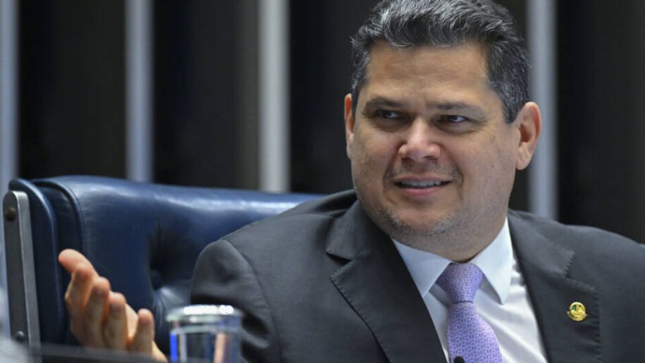 Senado aprova PLP dos Combustíveis com acordo entre Lula e Davi Alcolumbre